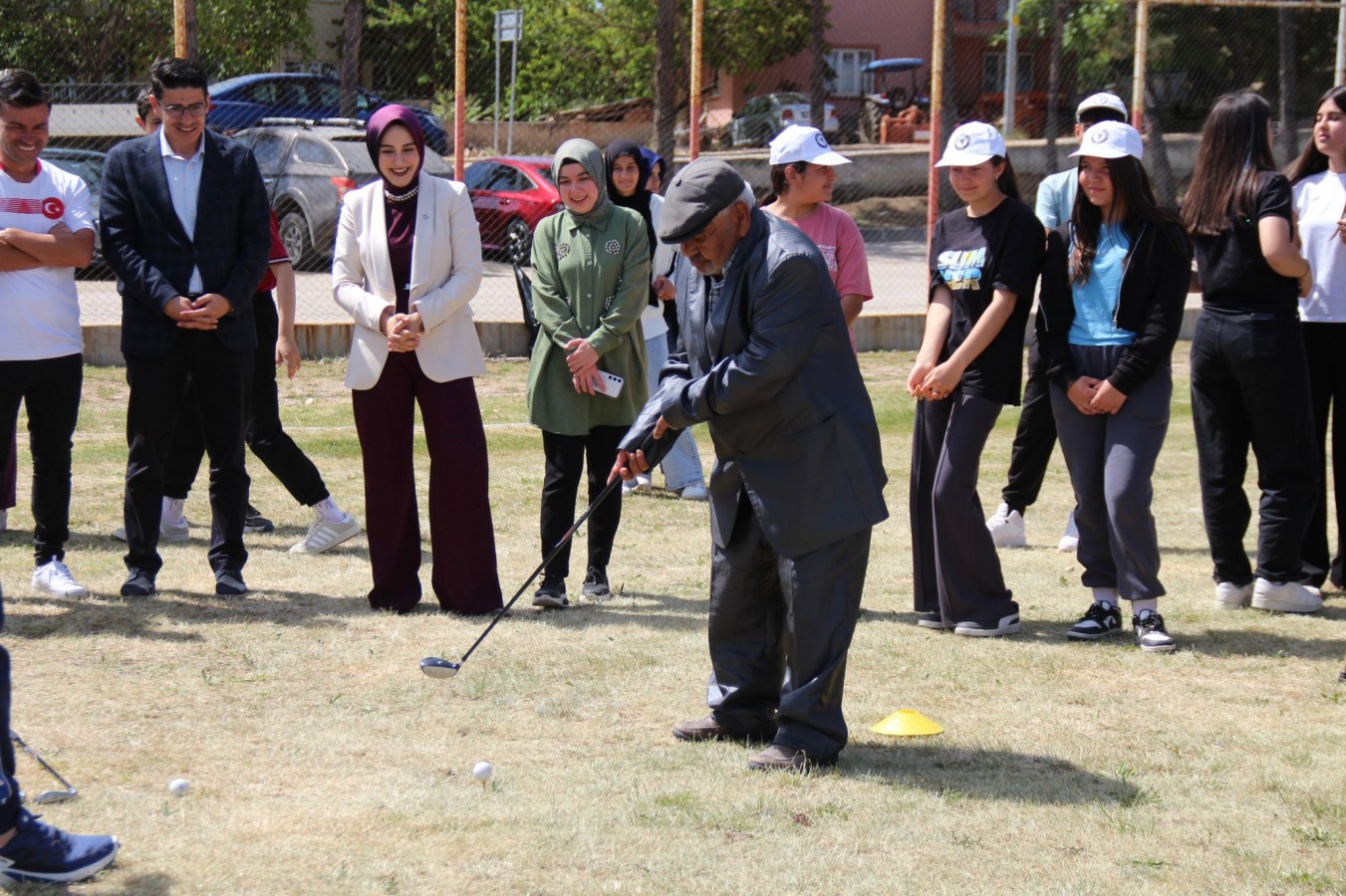 Kaymakam, huzurevinin çınarlarıyla golf atışı yaptı;