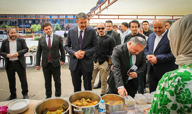 Vali Çelik, Hayır Çarşısı'nı gezdi;