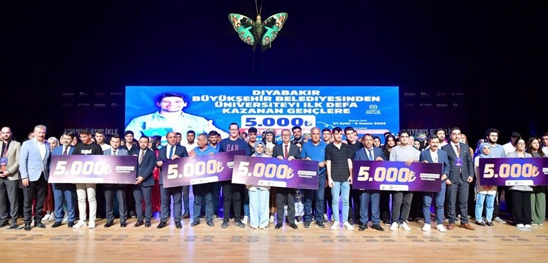 Üniversiteyi kazanan öğrencilere 5 bin lira burs