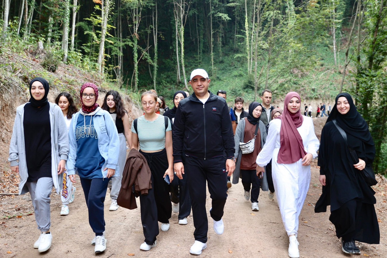 Hem yürüyüş yaptı hem Düzce'yi anlattı;