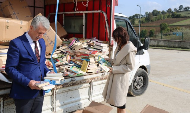 Hayırsever iş insanı, 7 bin kitabı ilçeye bağışladı