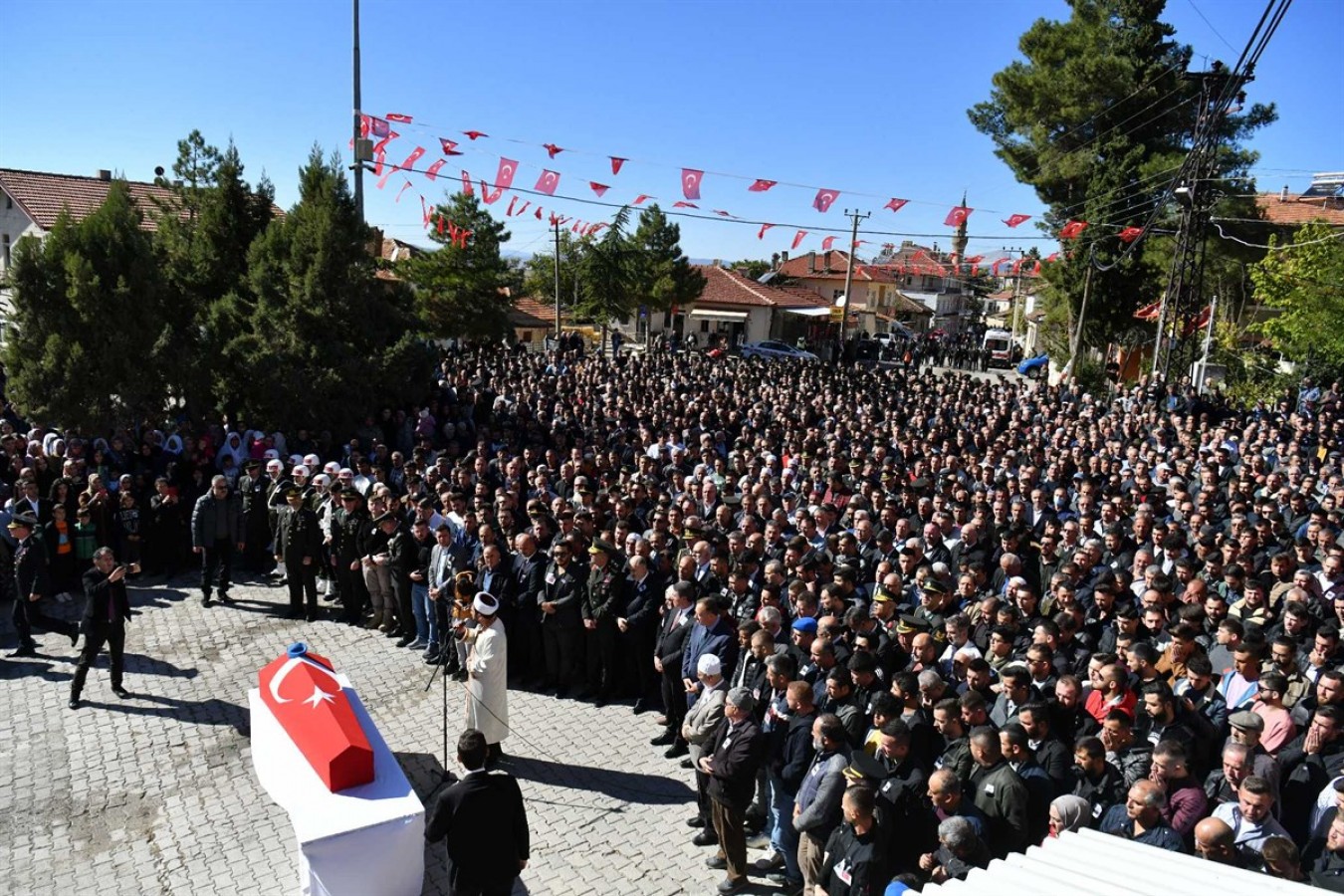 Isparta şehidini son yolculuğuna uğurladı;