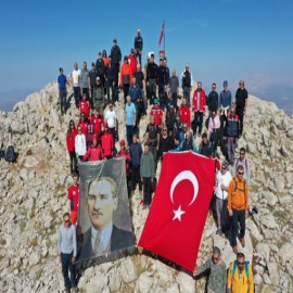 2 bin rakımlı dağa Cumhuriyet yürüyüşü