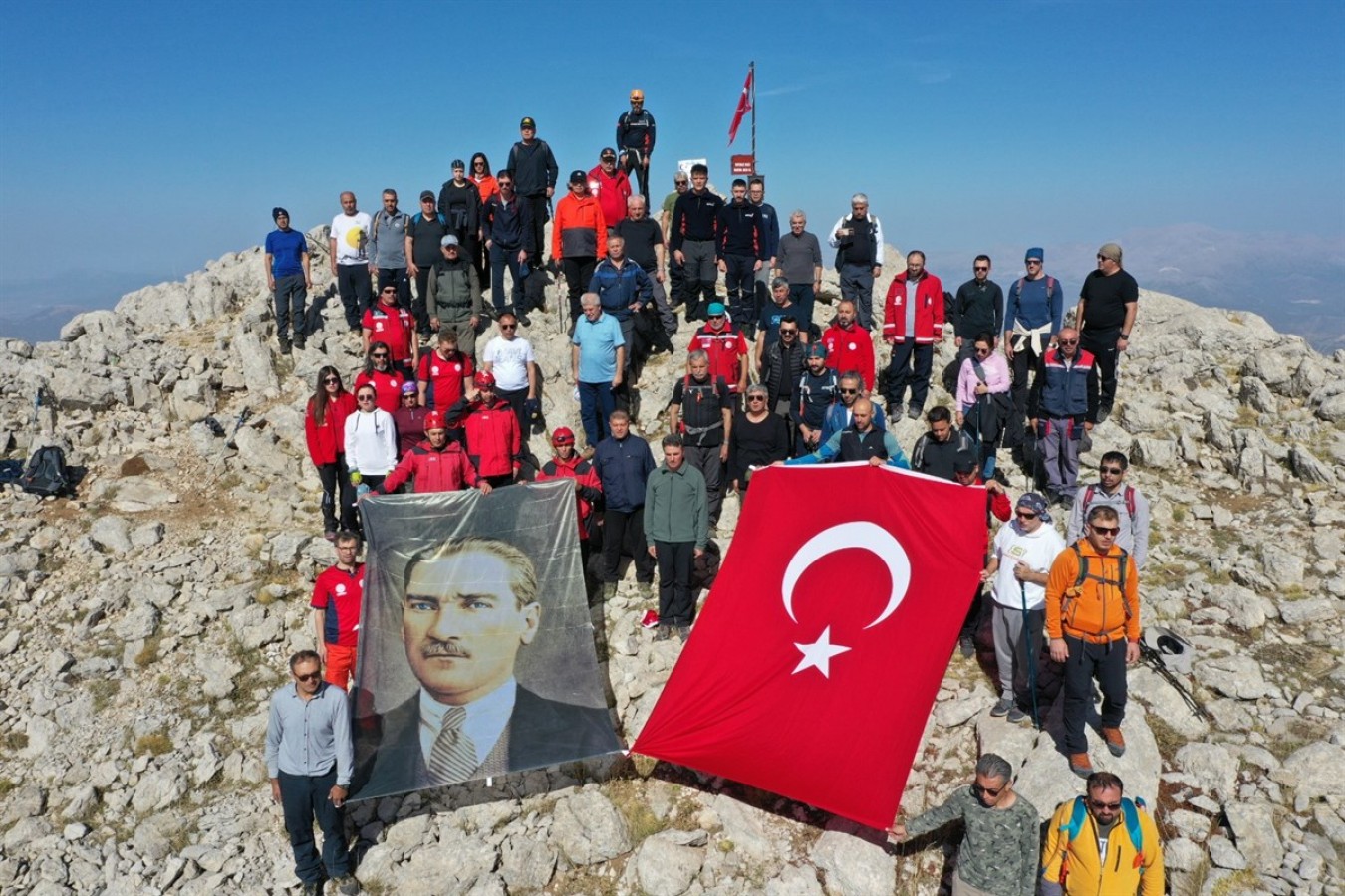 2 bin rakımlı dağa Cumhuriyet yürüyüşü;