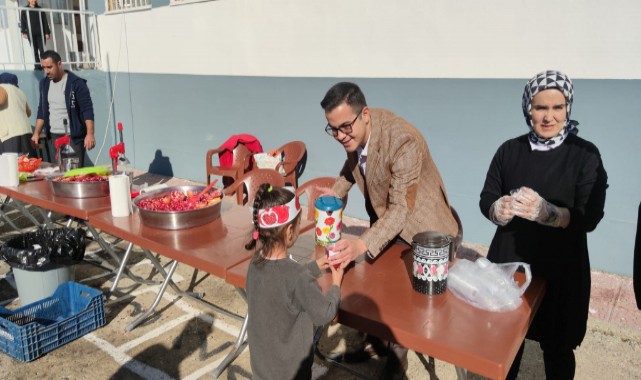 Kaymakamdan öğrencilere nar suyu ikramı