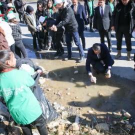 Öğrencilerle birlikte çöp topladı
