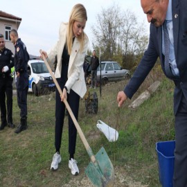 Kaymakam Şıktaş, öğretmenler anısına fidan dikti