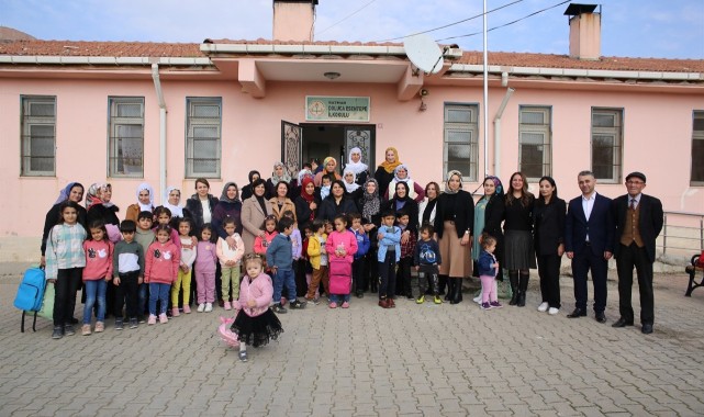 Protokol eşlerinden anlamlı ziyaret