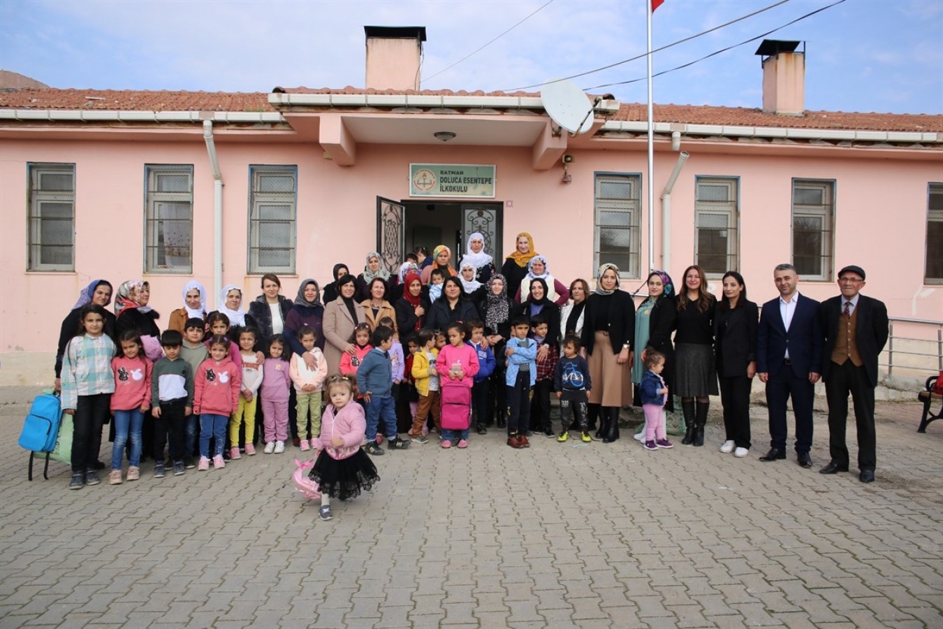 Protokol eşlerinden anlamlı ziyaret;