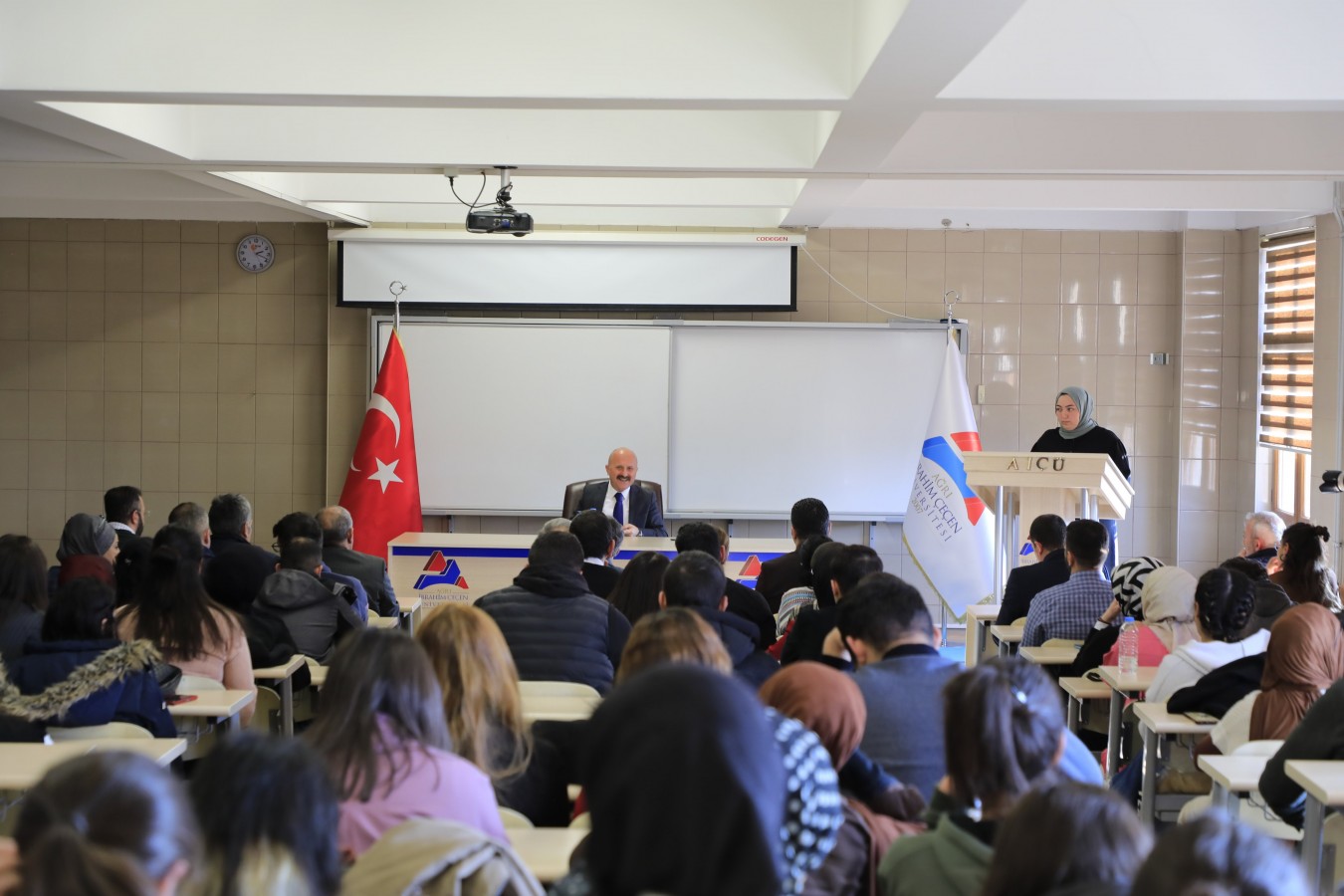 Üniversite öğrencilerine hayat tecrübelerini aktardı