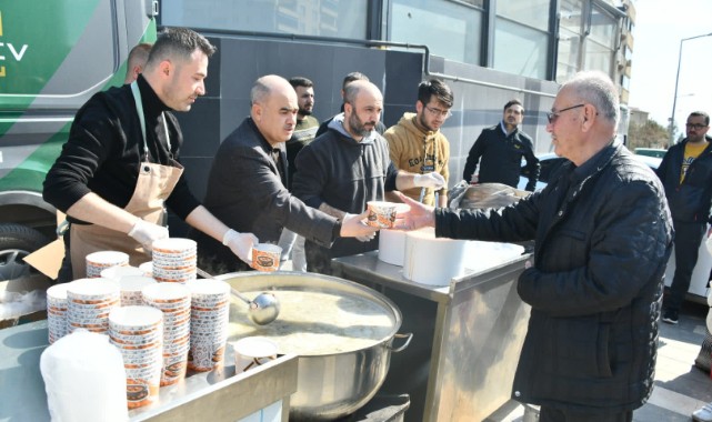 Depremzedelerin sıcak yemek ihtiyacı karşılanıyor