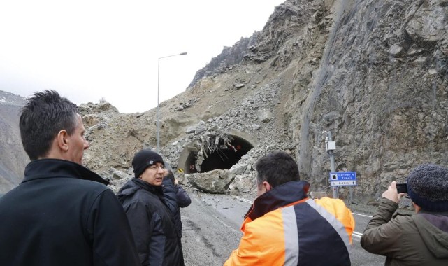 Vali heyelan bölgesinde açıklama yaparken yeni heyelan oldu