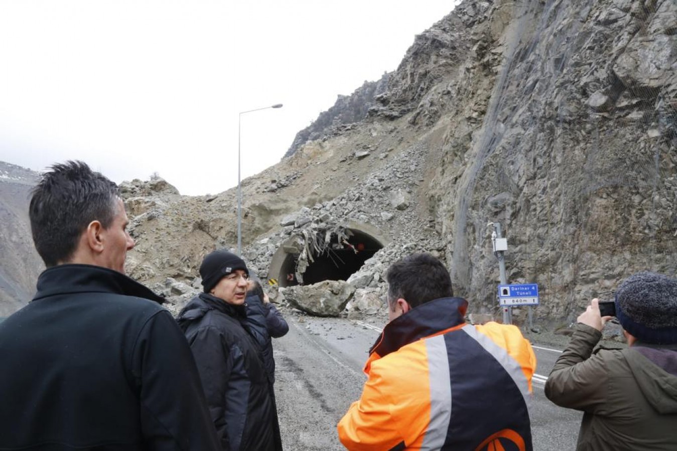 Vali heyelan bölgesinde açıklama yaparken yeni heyelan oldu