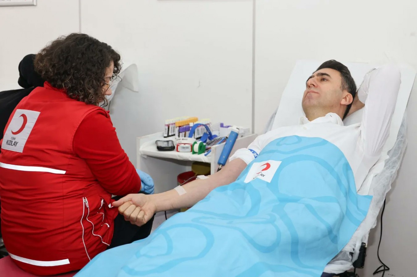 Hastalara umut olmak için kan verdi