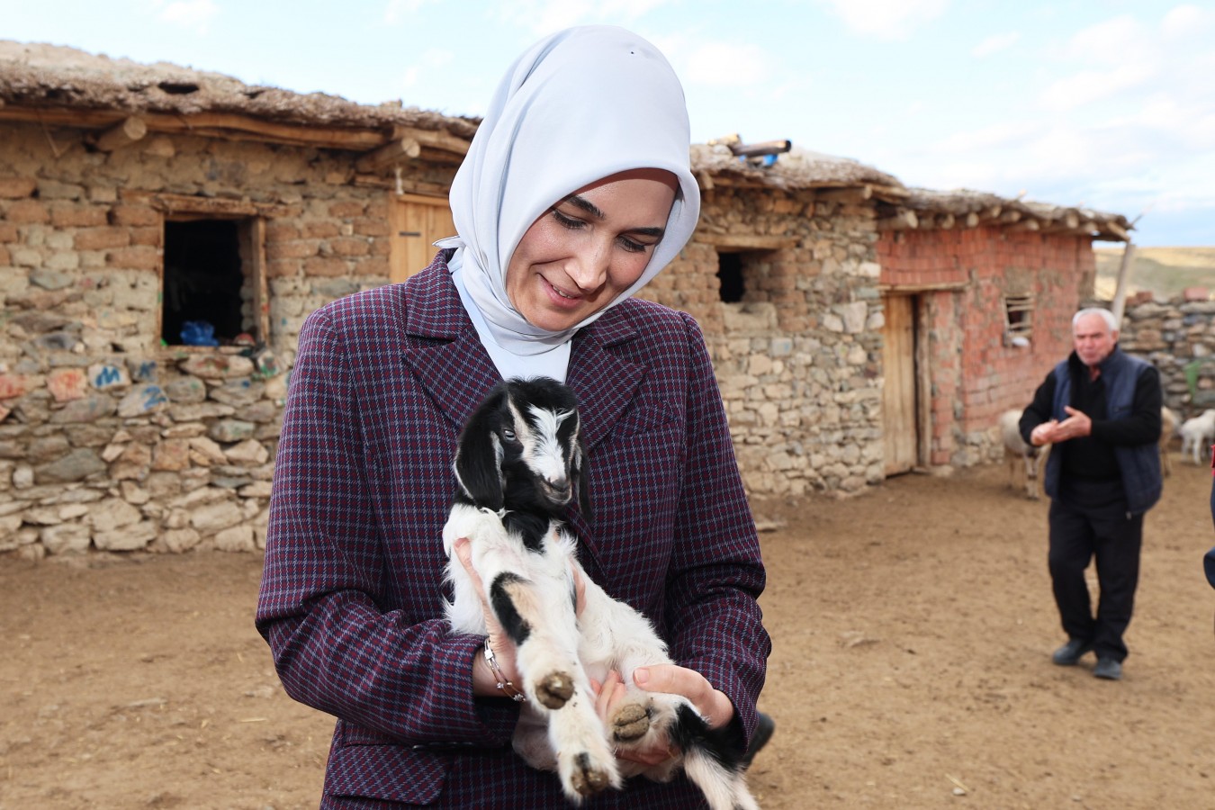 Çiftliğe misafir oldu, kuzuları sevdi;