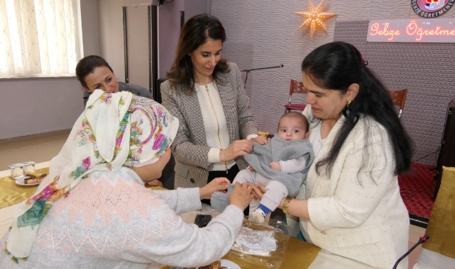 Vali bölgede, eşi Kocaeli’nde depremzedelerin yaralarını sarıyor