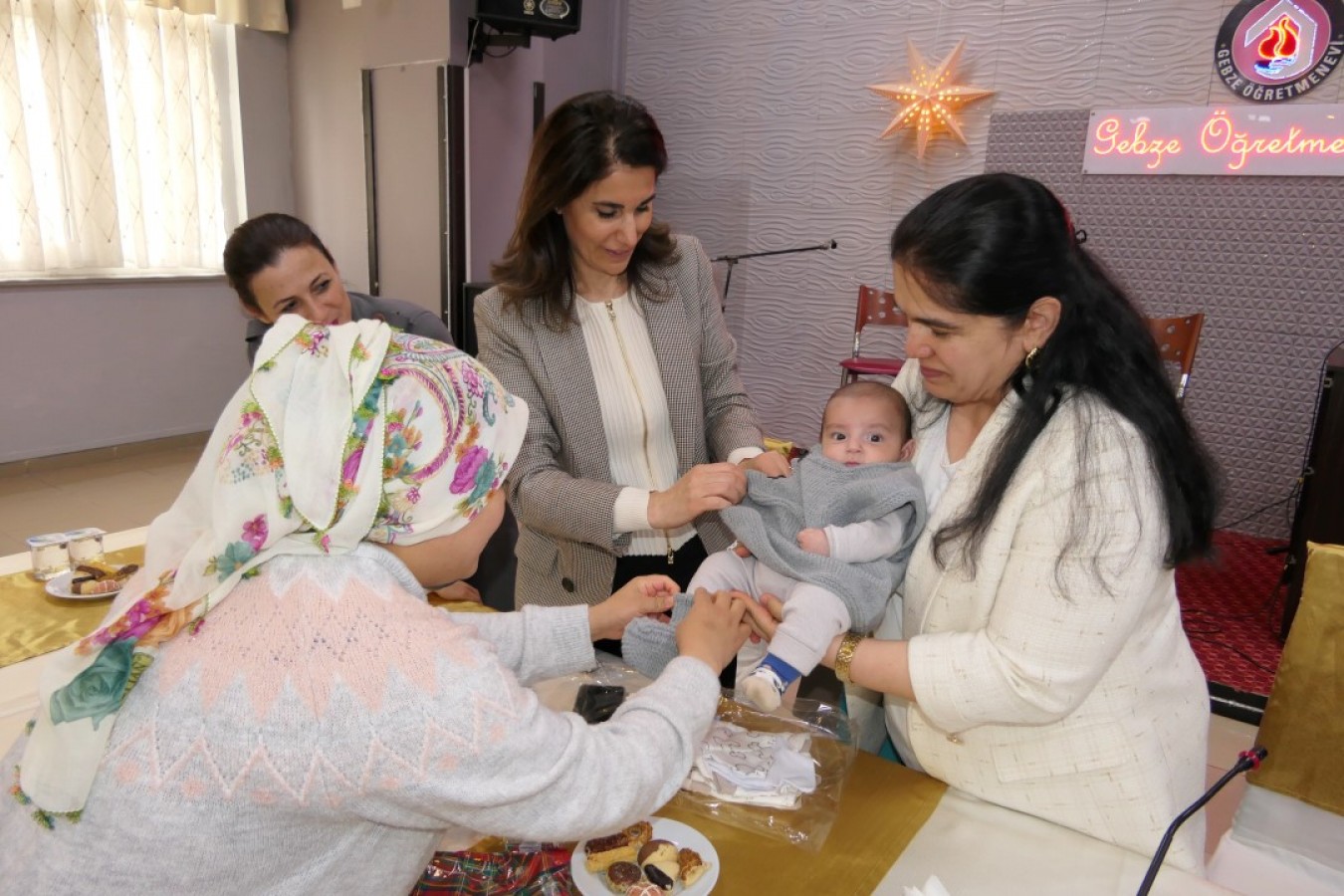 Vali bölgede, eşi Kocaeli’nde depremzedelerin yaralarını sarıyor;