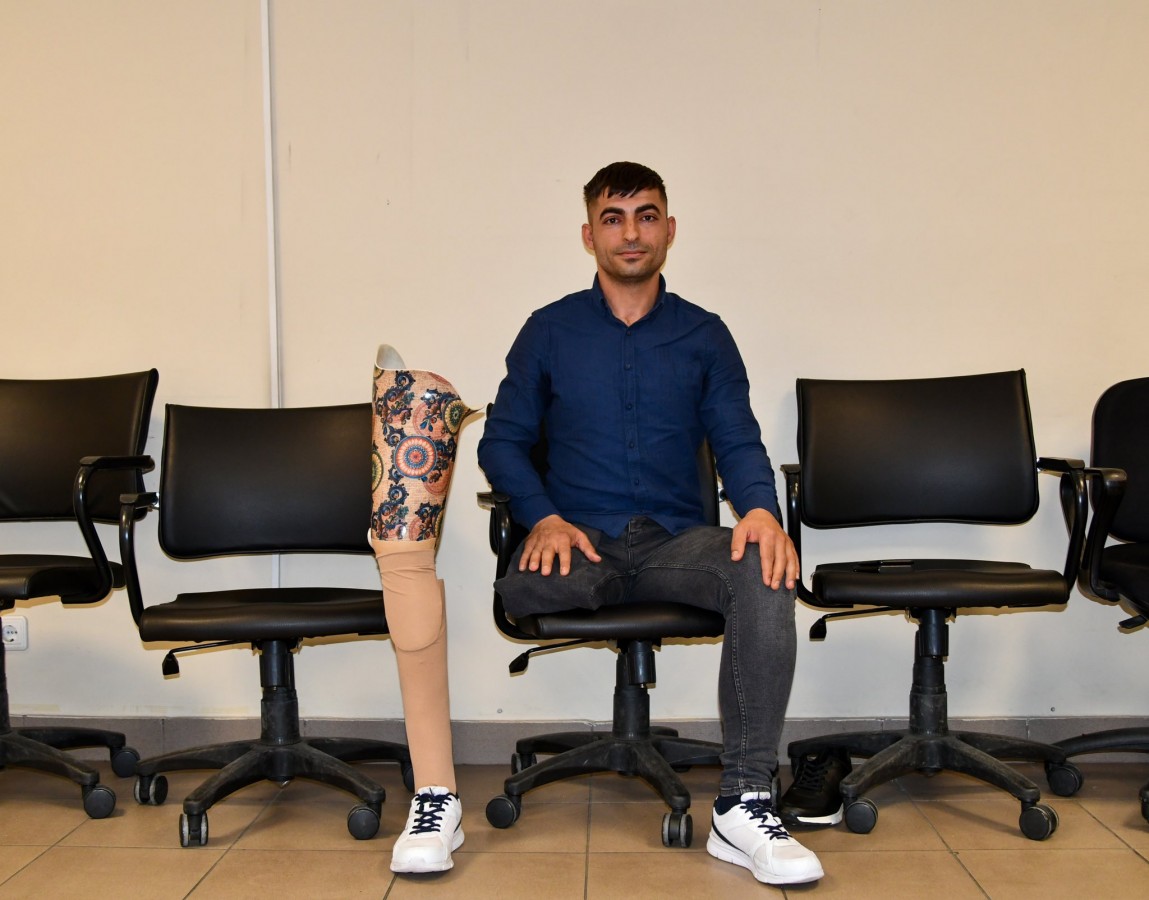 Depremde kaybettiği protez bacağına tekrar kavuştu
