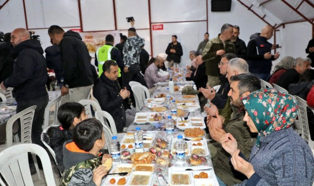 Deprem bölgesi Malatya'da ilk iftar