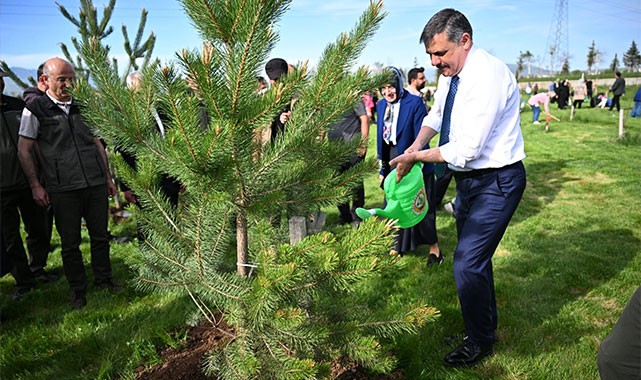Vali, 60+ öğrencilerle fidan dikti