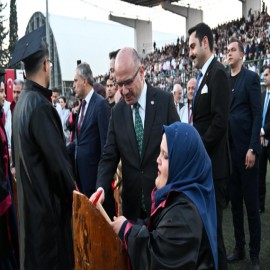 Vali Serdengeçti öğrencilerin mezuniyet sevincine ortak oldu