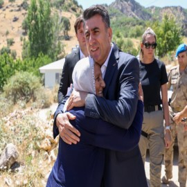 Vali Aygöl verdiği sözü tuttu, ailesinden 8 şehit veren Güllüşan Ana’yı ziyaret etti