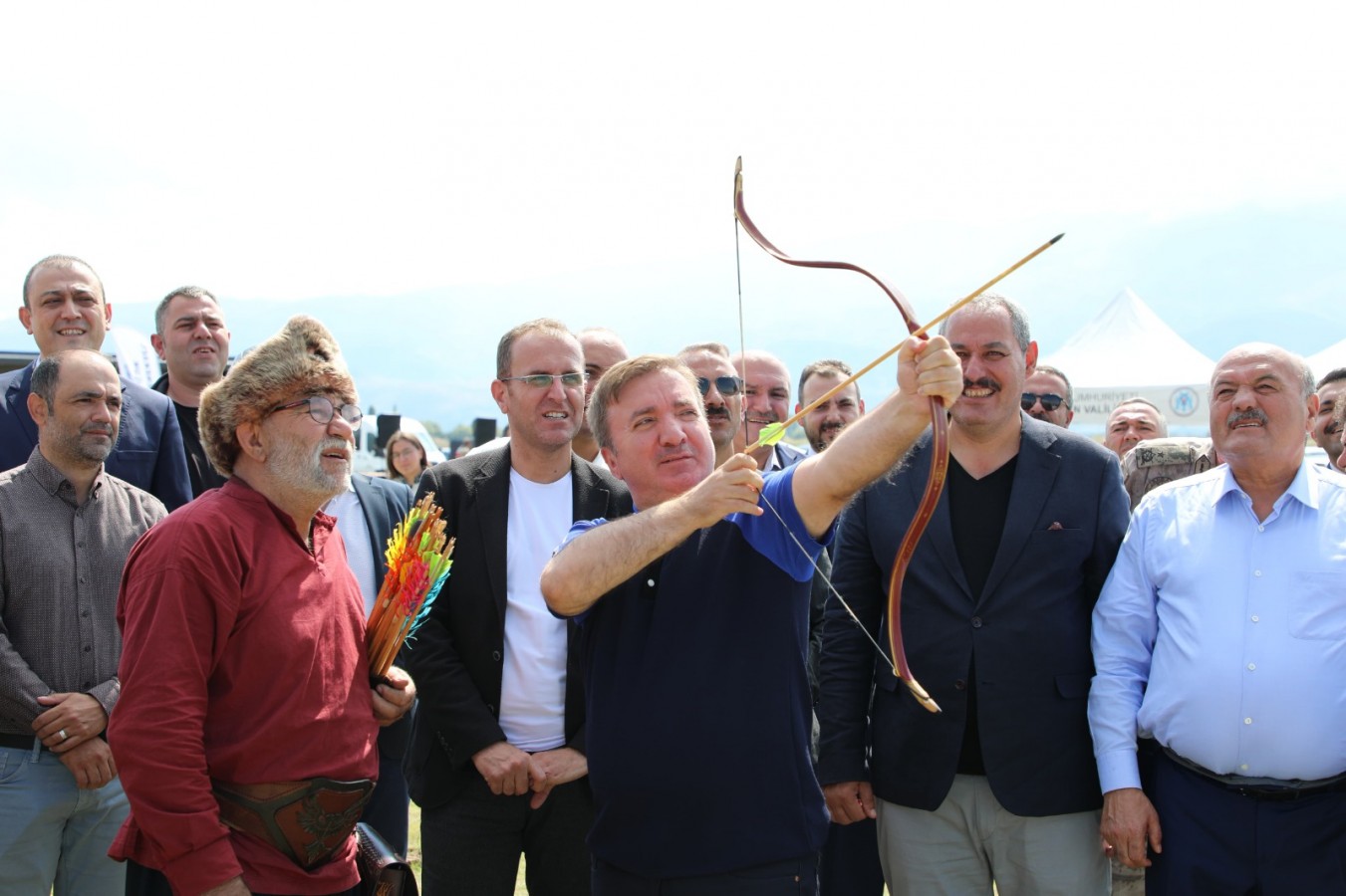 Vali, okunu en uzağa atmak için yay gerdi;