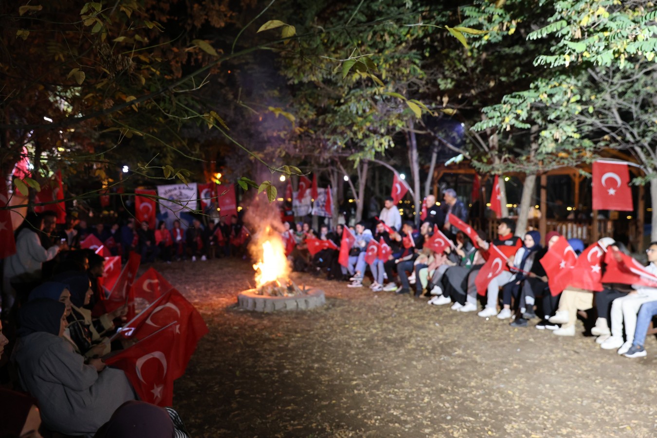 Kamp ateşi Cumhuriyet için yandı;