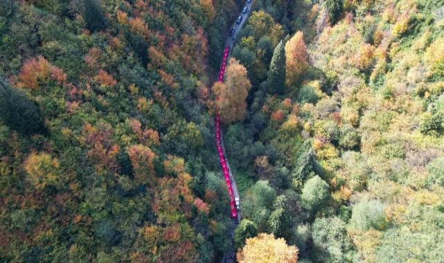 Eşsiz manzarada 100 metrelik bayrakla yürüdüler