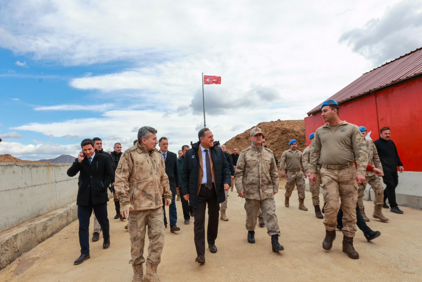 Vali Usta'dan bin 670 rakımdaki üs bölgesine övgü dolu sözler