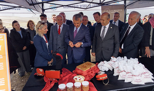 Kaymakam Köken, padişahların rengi Edirne kırmızısını hasat etti;