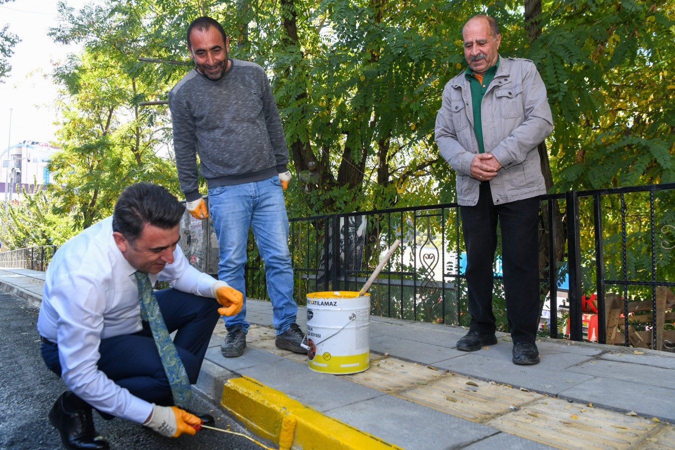 Vali Aygöl, "Vatandaşımız her türlü güzelliğe layıktır" dedi ve kaldırımları boyadı;