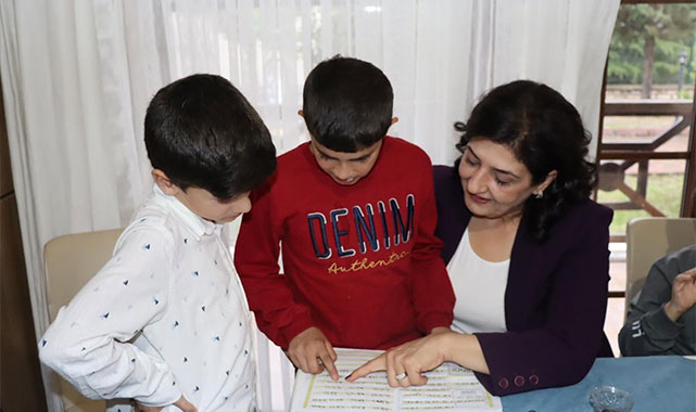 Vali Yavuz'un eşi, çocuk evlerindeki miniklerle buluştu;