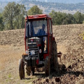 Kaymakam Arslan, traktörün başına geçti, tarlayı sürdü