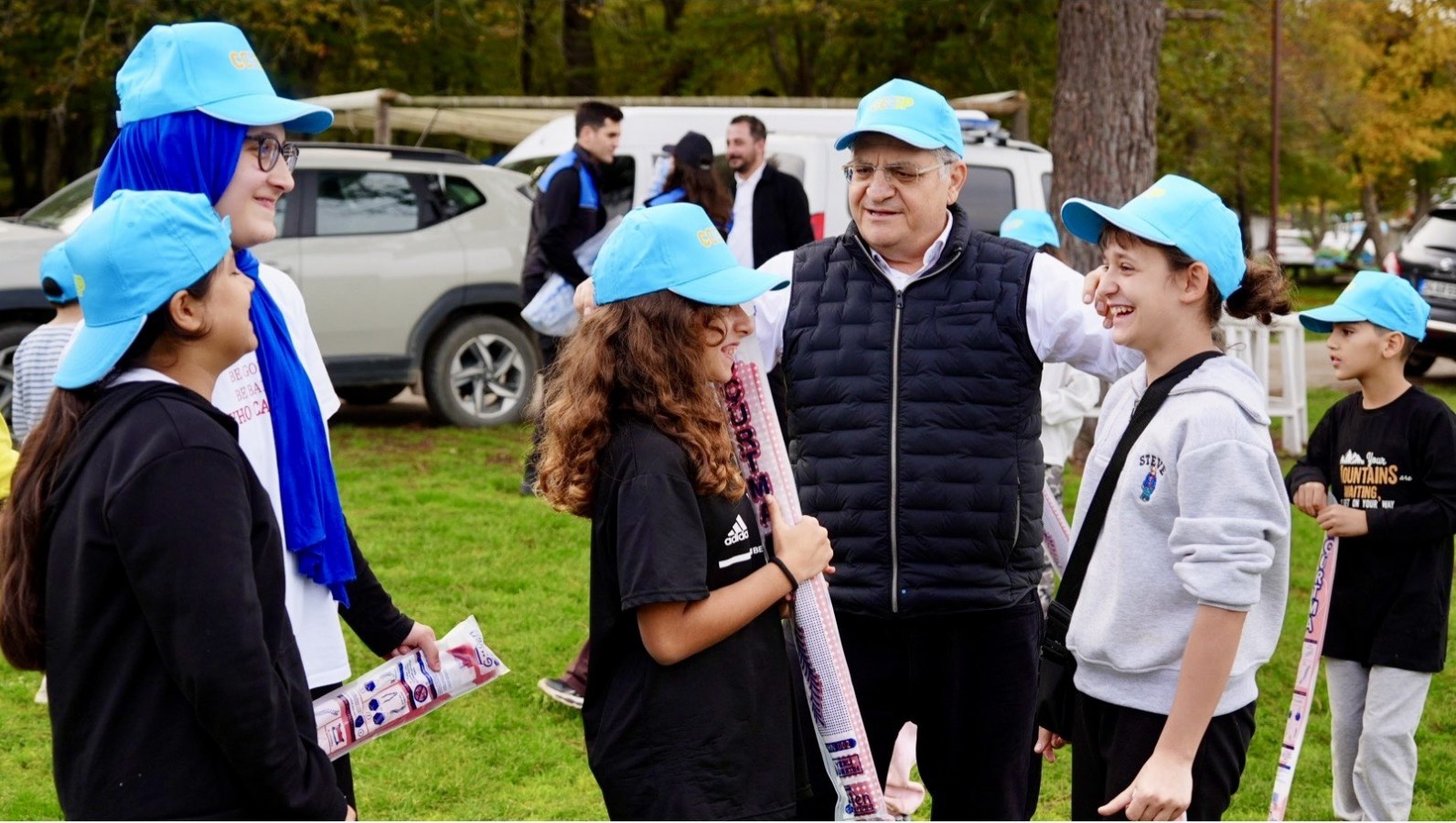 Vali Özarslan, çocuklarla oyun oynadı;