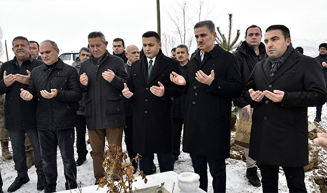 Vali Baruş, şehidini unutmadı: Şehit Piyade Uzman Onbaşı İsmail Yazıcı kabri başında anıldı;