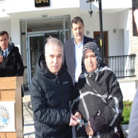 Hak sahiplerine anahtarlarını verdi