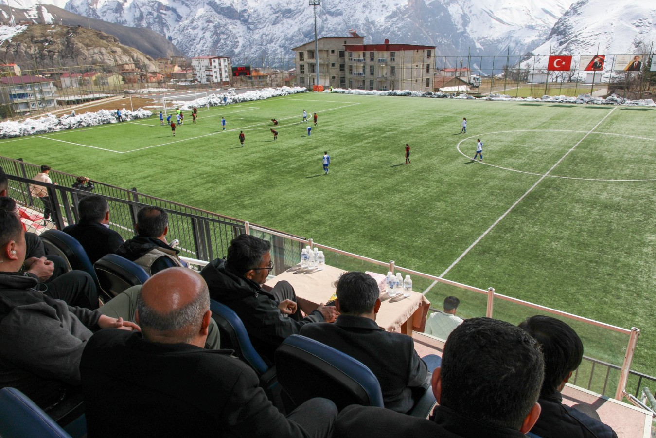 Kadın futbolculara destek için tribündeki yerini aldı