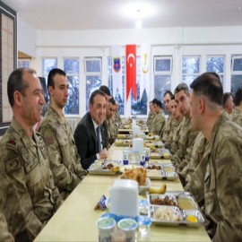 Vali Sözer Mehmetçikle iftar sofrasında bir araya geldi