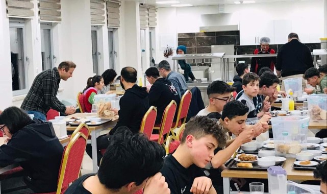 İlk iftar lise pansiyonunda kalan öğrencilerle