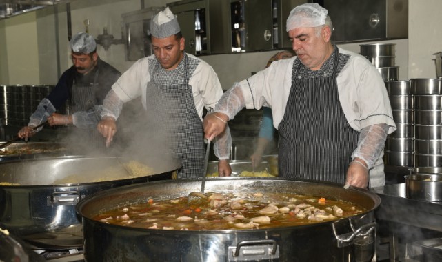 Aşevlerinden vatandaşlara sıcak yemek