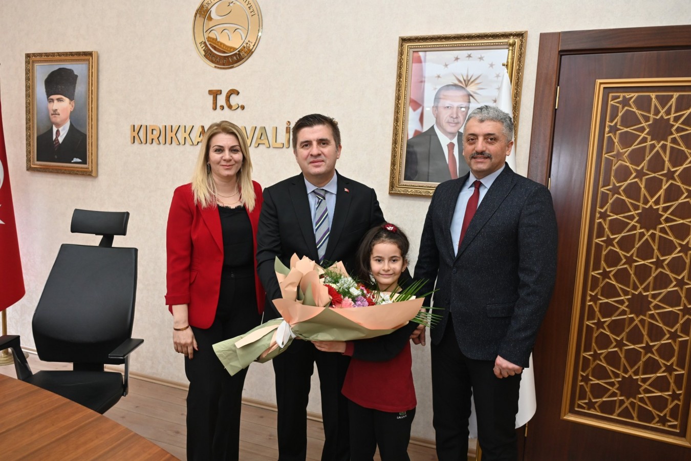 Vali Sarıibrahim minik öğrencileri ağırladı