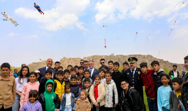 Van'da 23 nisan coşkusu: Binlerce uçurtma havalandı