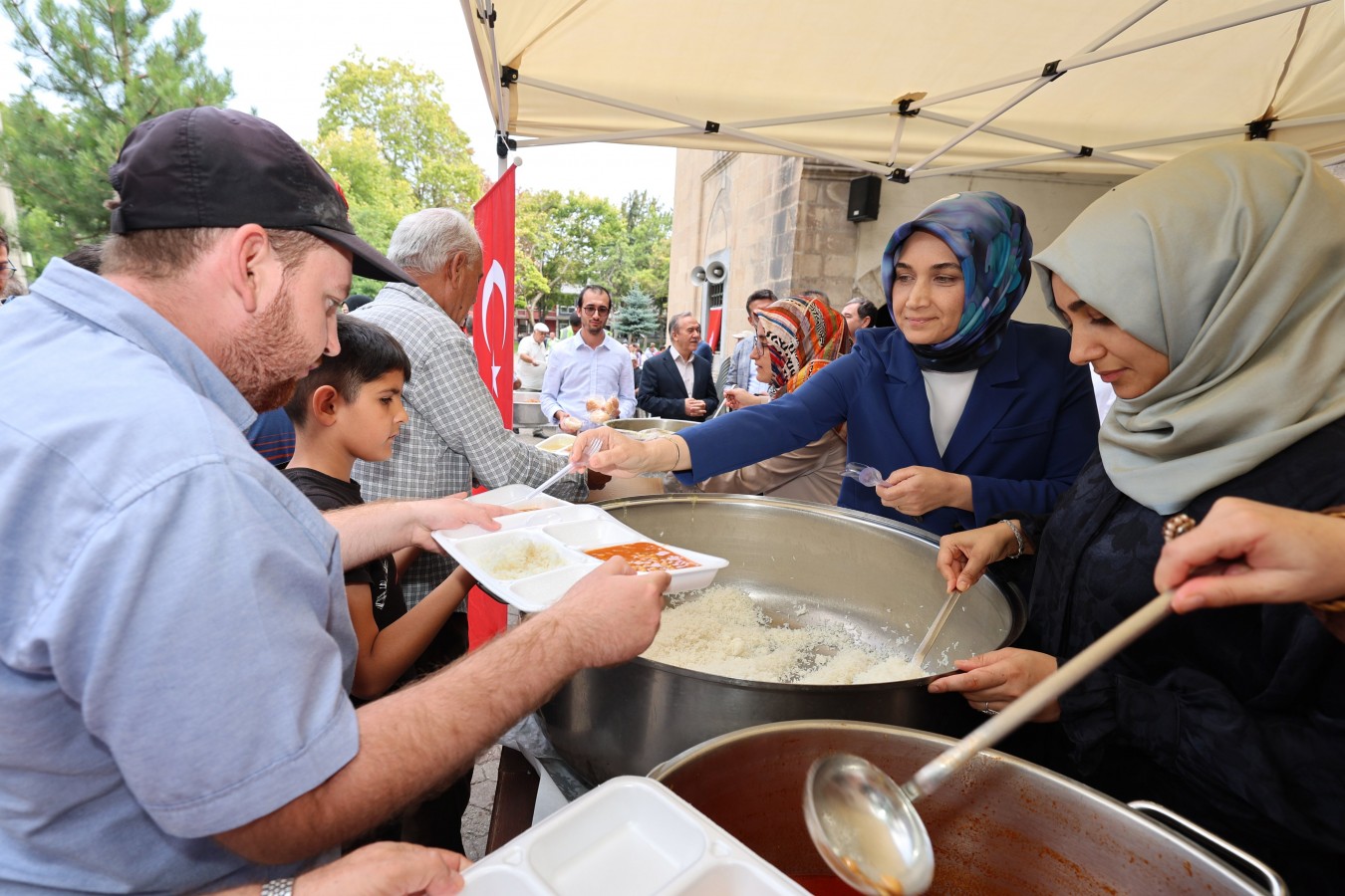 Tarihi camide vatandaşlara yemek dağıttı;