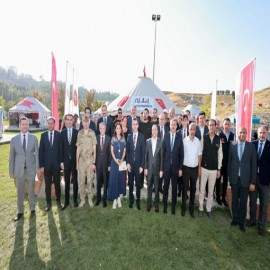 Vali  Karakaya Ahlat şenlikleri’nde: "Aynı ruh ve inançla geleceğe taşıyoruz"