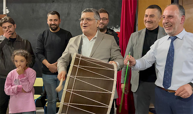Vali Özarslan, Mehter Takımı provasına davulla eşlik etti;