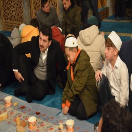 Gençlerle birlikte sabah namazı kıldı