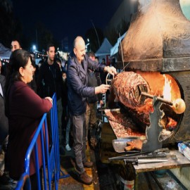 Cağ kebabı kesti, sacda gözleme çevirdi