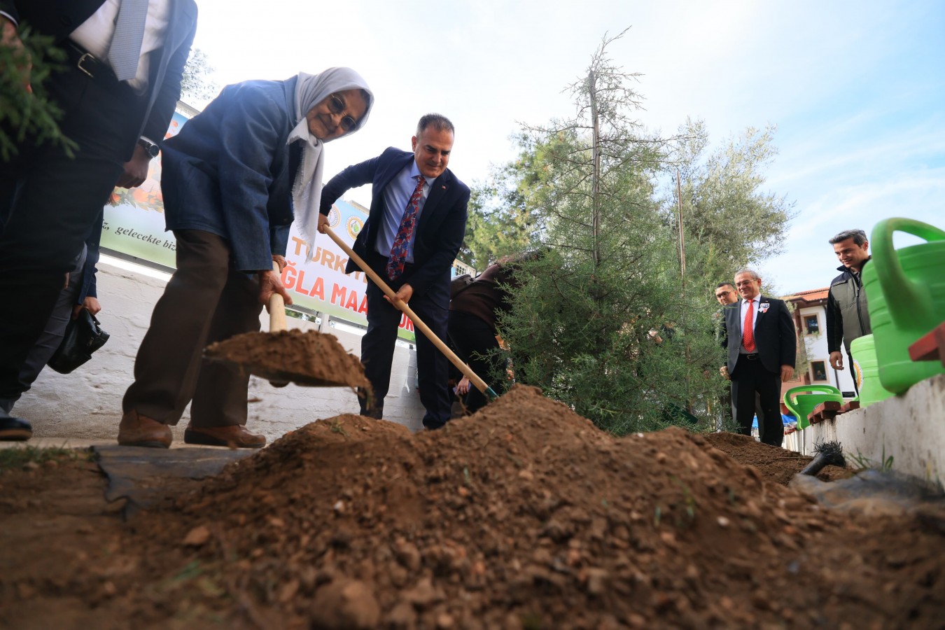 "16 bin 453 öğretmen için fidan dikilecek";