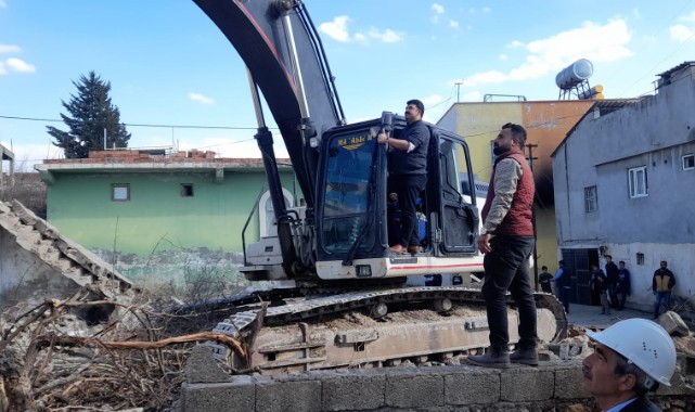 Çadırda, ekskavatörde, itfaiye aracında, Kaymakam her yerde